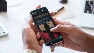 En esta completa guía, exploraremos cómo enviar "mensajes bomba" en WhatsApp Plus, una versión modificada de la popular aplicación de mensajería WhatsApp. Aunque no promovemos el uso indebido de esta función, es importante entender cómo funciona y sus posibles aplicaciones. Así que, sin más preámbulos, adentrémonos en el mundo de los "mensajes bomba" en WhatsApp Plus. Entendiendo los "Mensajes Bomba" en WhatsApp Plus Antes de aprender a enviar "mensajes bomba," es crucial comprender de qué se trata esta función en WhatsApp Plus. Los "mensajes bomba" son mensajes que contienen una gran cantidad de caracteres especiales o emoticonos, lo que hace que la aplicación se vuelva inestable o se bloquee temporalmente al recibirlos. Esta característica se utiliza a menudo de manera inapropiada, lo que puede llevar a malentendidos y conflictos en las conversaciones. Pasos Detallados para Crear y Enviar un "Mensaje Bomba" Ahora que hemos comprendido qué son los "mensajes bomba" en WhatsApp Plus, vamos a explorar en detalle cómo crear y enviar uno. Como mencionamos anteriormente, es importante utilizar esta función con responsabilidad y consideración hacia otros usuarios, ya que su uso indebido puede causar molestias y problemas técnicos. Aquí te mostramos los pasos detallados: Paso 1: Descargar WhatsApp Plus Antes de comenzar, asegúrate de tener WhatsApp Plus instalado en tu dispositivo. Como mencionamos anteriormente, esta aplicación no se encuentra en las tiendas de aplicaciones oficiales, por lo que deberás buscarla en línea y seguir las instrucciones de instalación. Paso 2: Abrir WhatsApp Plus y Seleccionar un Chat Una vez que tengas WhatsApp Plus instalado, abre la aplicación y selecciona la conversación en la que deseas enviar el "mensaje bomba." Paso 3: Comenzar a Escribir el Mensaje Ahora, escribe el mensaje que deseas enviar como "mensaje bomba" La clave aquí es incluir una gran cantidad de caracteres especiales, emoticonos o texto sin sentido para sobrecargar la conversación. Paso 4: Enviar el Mensaje Bomba Una vez que hayas creado el mensaje con una cantidad significativa de caracteres, simplemente presiona el botón de enviar. El mensaje se enviará al destinatario y tendrá un impacto en la conversación. Es importante recordar que esta función debe utilizarse con responsabilidad y consideración hacia los demás usuarios. Enviar mensajes bomba de forma repetida o en situaciones inapropiadas puede llevar a la eliminación de la conversación o incluso al bloqueo de tu cuenta. Además, ten en cuenta que el destinatario puede no apreciar este tipo de mensajes, por lo que debes considerar la relación y el contexto antes de enviarlos. Activando los Mensajes Temporales en WhatsApp Plus WhatsApp Plus también ofrece la función de "mensajes temporales," que permite que los mensajes enviados se eliminen automáticamente después de un período de tiempo específico. Esto puede ser útil para mantener la privacidad y la confidencialidad en las conversaciones. Para activar los "mensajes temporales" en WhatsApp Plus, sigue estos pasos: 1. Abre la conversación en la que deseas activar los "mensajes temporales." 2. Toca el nombre del contacto en la parte superior de la pantalla. 3. Desplázate hacia abajo y busca la opción "Mensajes temporales." 4. Activa la función y elige la duración de tiempo deseada para que los mensajes se eliminen automáticamente. Problemas Comunes al Enviar Mensajes en WhatsApp Plus: Soluciones Si encuentras problemas al enviar mensajes en WhatsApp Plus, aquí hay algunas soluciones comunes: • Bloqueo de la cuenta: Si tu cuenta se bloquea debido al uso indebido de "mensajes bomba," espera un tiempo antes de volver a utilizar WhatsApp Plus. Considera utilizar la aplicación de WhatsApp oficial para evitar problemas futuros. • Problemas de estabilidad: Si experimentas problemas de estabilidad en la aplicación después de recibir un "mensaje bomba," intenta eliminar la conversación que contiene el mensaje problemático. Esto puede ayudar a restaurar la funcionalidad de la aplicación. • Actualiza la aplicación: Asegúrate de estar utilizando la última versión de WhatsApp Plus para evitar problemas de funcionamiento. En resumen, el envío de "mensajes bomba" en WhatsApp Plus es una característica controvertida que debe usarse con responsabilidad y respeto hacia los demás usuarios. También, ten en cuenta que el uso excesivo de esta función puede llevar a problemas técnicos en la aplicación.